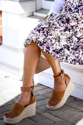 Sandalen mit Keilabsatz aus Stroh